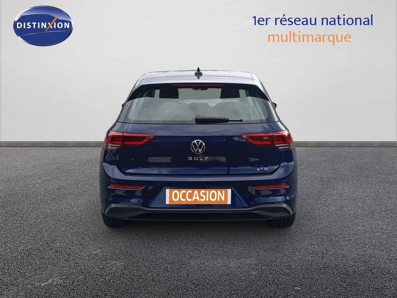 Vue arrière d'une Volkswagen Golf VIII bleu Atlantique métal avec logo et badge eTSI visibles sur fond neutre.