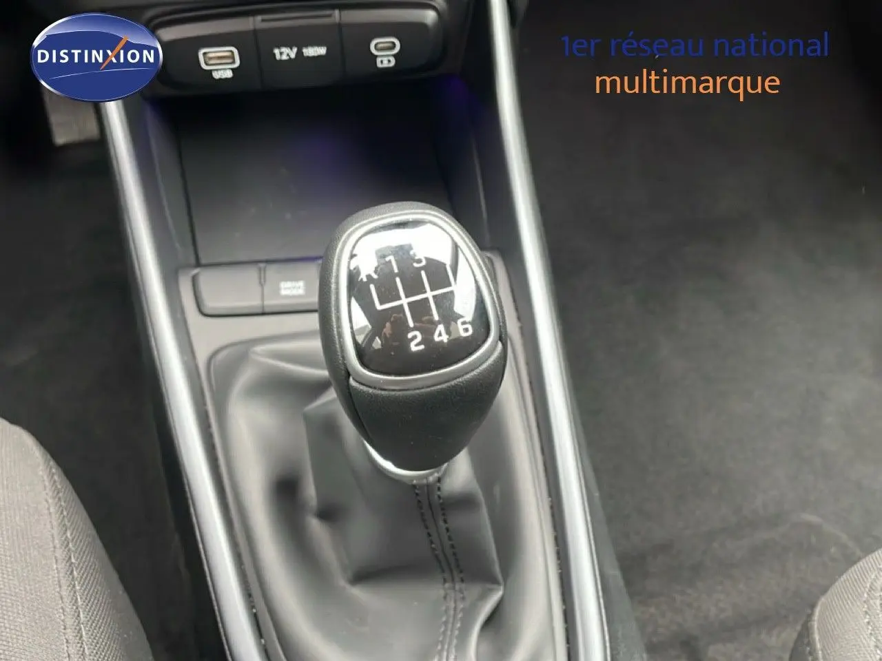 Le levier de vitesses manuel noir en gros plan dans l'habitacle d'une Hyundai i20 2025.