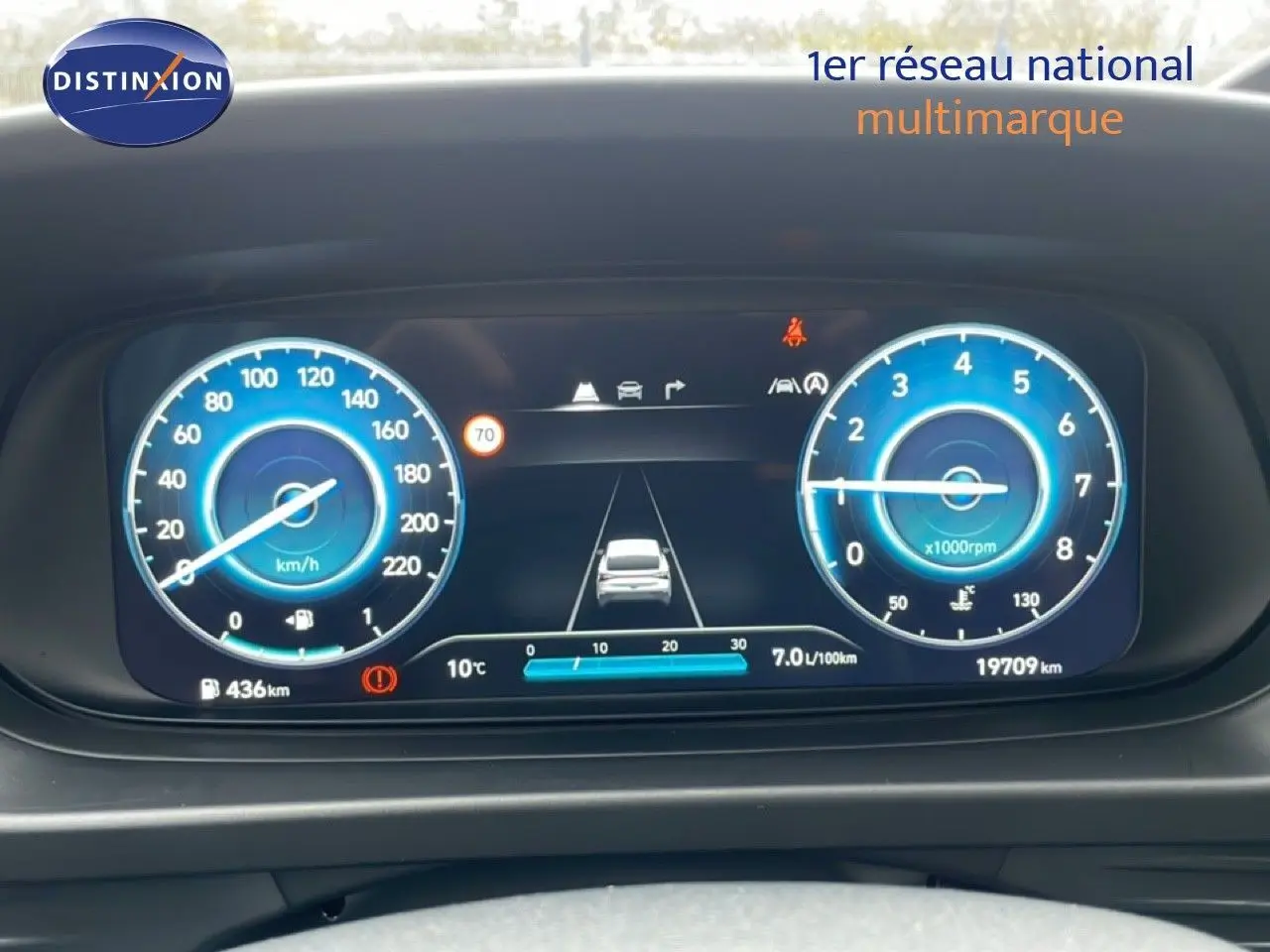 Tableau de bord numérique de la Hyundai i20 2025 montrant vitesse, régime moteur et aides à la conduite.