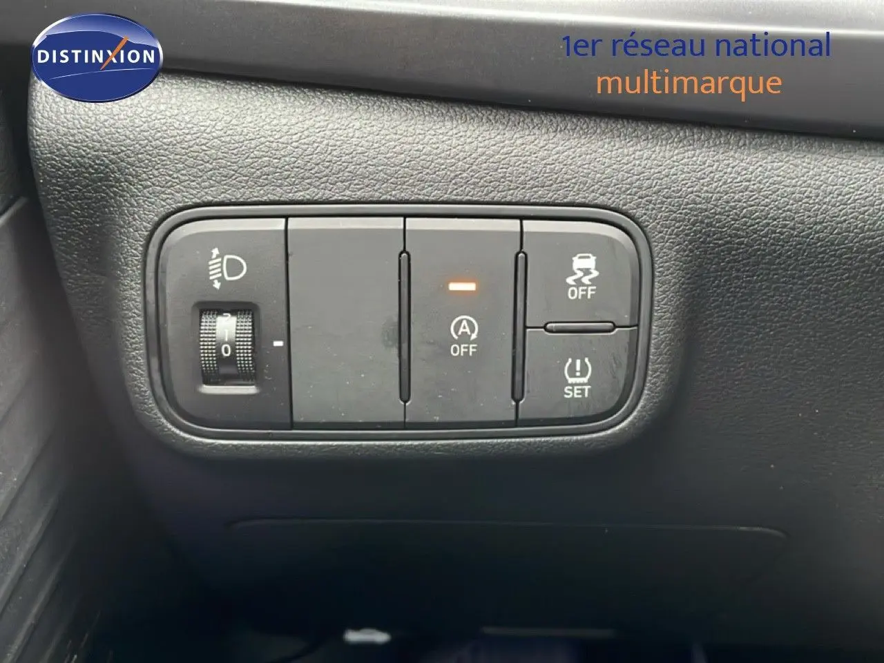 Panneau de commandes intérieures noires avec réglage des phares et activation/désactivation de l'assistance sur Hyundai i20 2025.