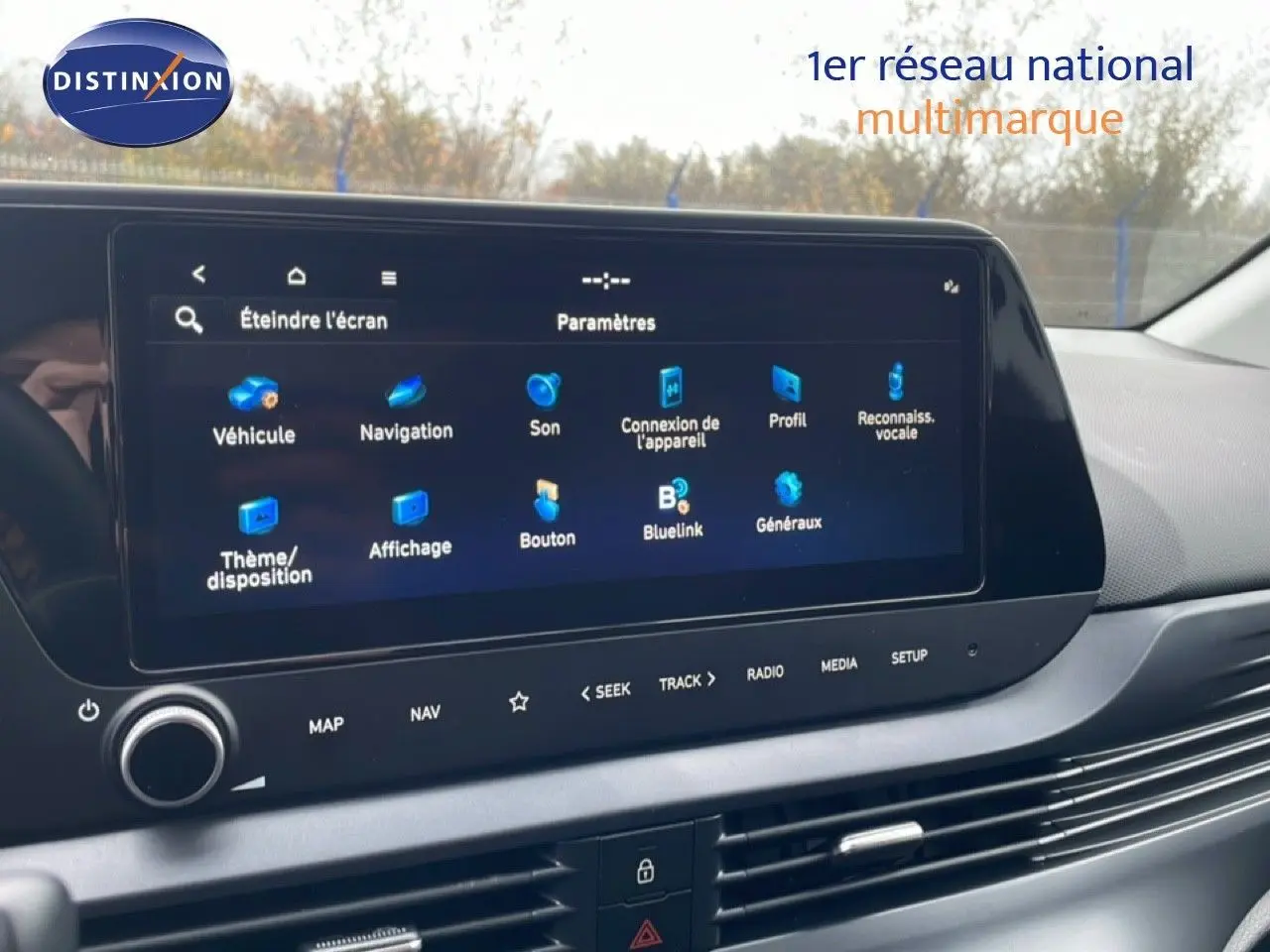 Écran tactile central affichant les paramètres multimédia de la Hyundai i20 2025, vue intérieure avant droite.