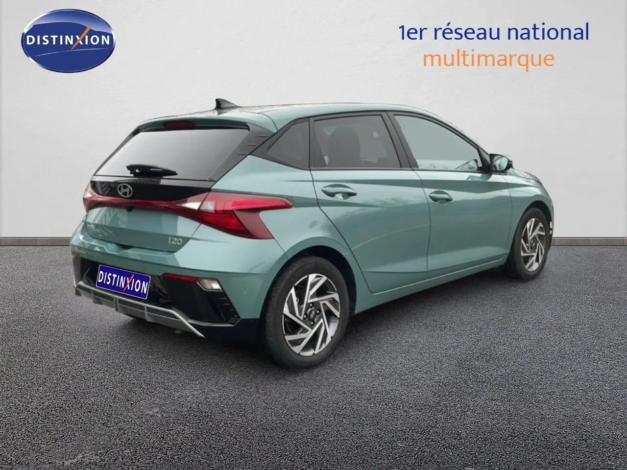Vue 3/4 arrière droite d'une Hyundai i20 2025 vert mangrove métal avec feux arrière LED et jantes alliage.