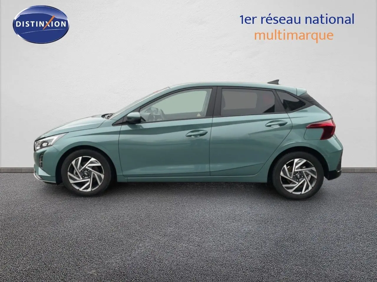 Profil côté gauche d'une Hyundai i20 2025 vert mangrove metal avec jantes alliage et vitres teintées.