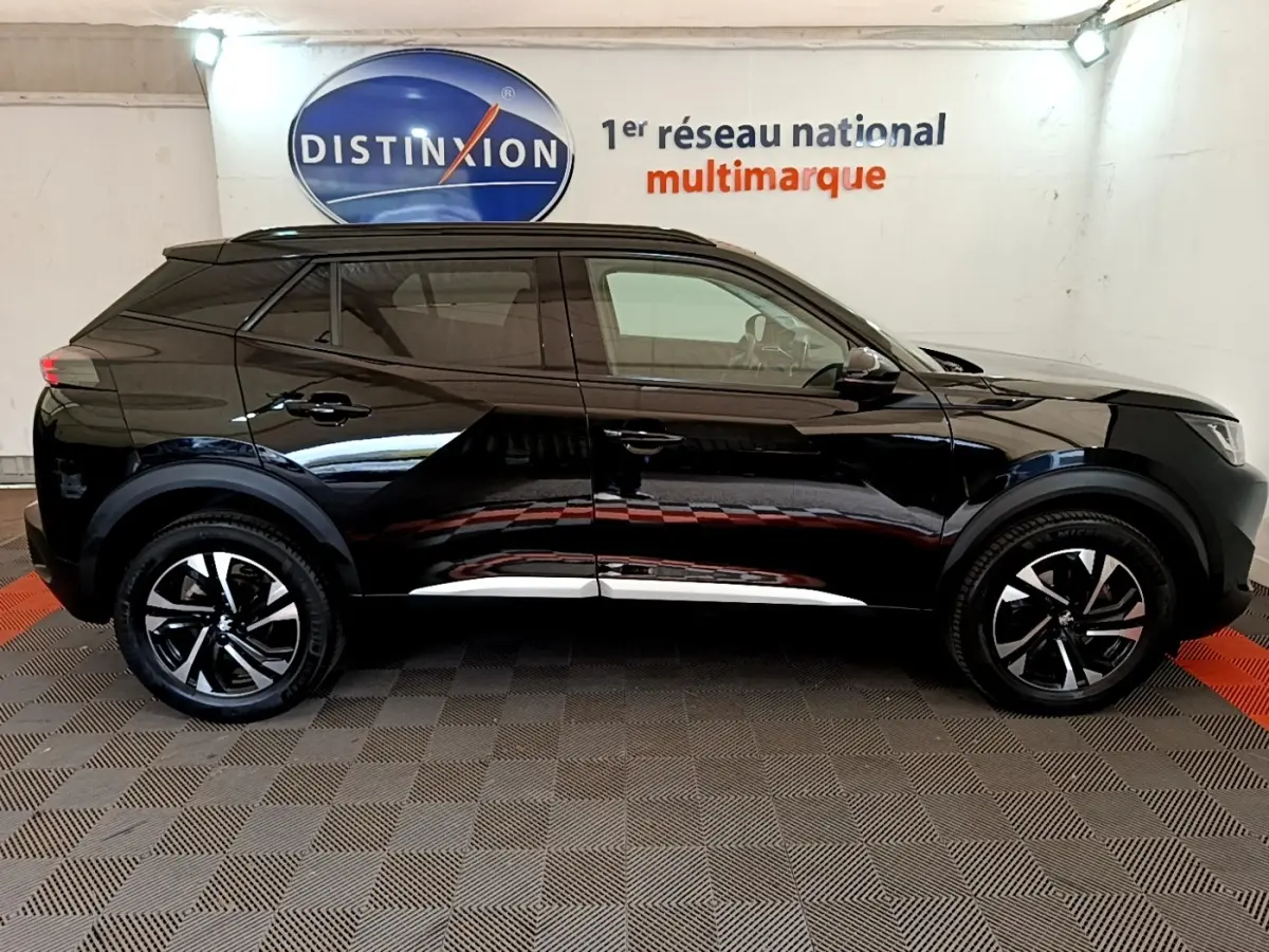 Profil côté gauche d’un Peugeot 2008 noir 2021 avec jantes alliage et détails chromés sous les portes.