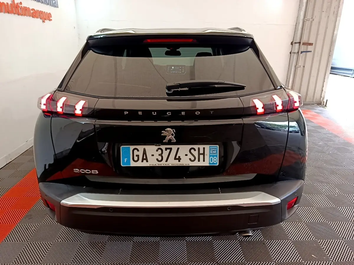 Vue arrière d'un Peugeot 2008 noir avec feux arrière LED distinctifs et plaque d'immatriculation française.