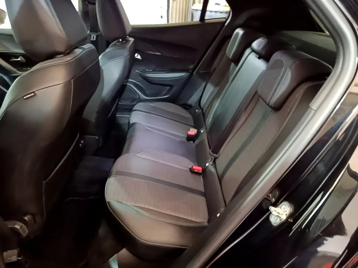 Vue intérieure côté droit des sièges arrière noirs en tissu et cuir du Peugeot 2008 BlueHDi 130 de 2021.