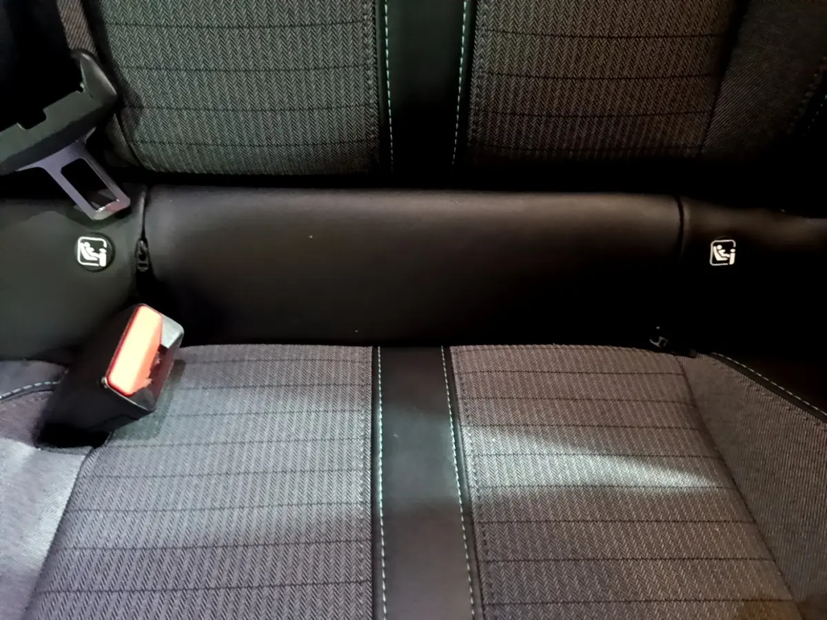 Détail de la banquette arrière grise et noire du Peugeot 2008, avec ceintures de sécurité et fixations ISOFIX visibles.