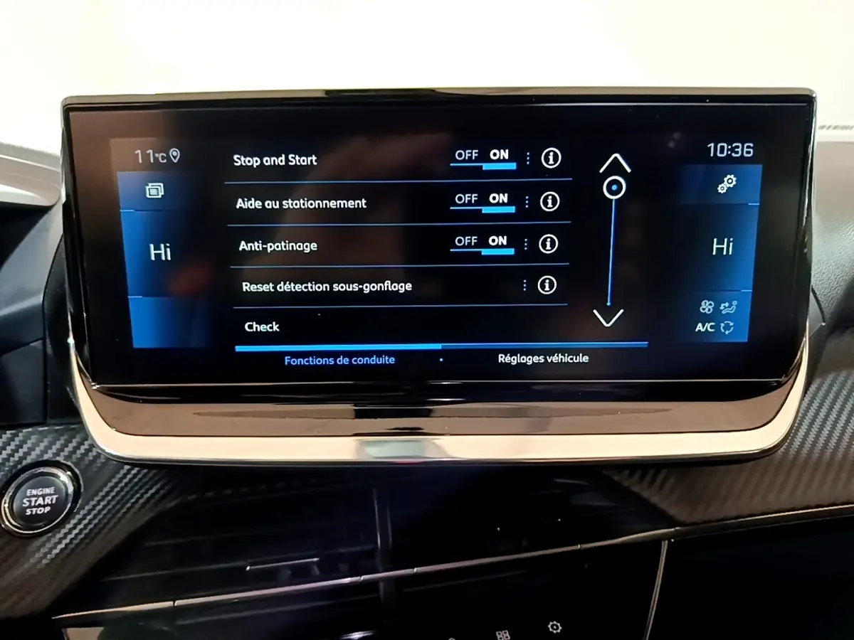 Écran tactile central du tableau de bord du Peugeot 2008 noir, affichant les réglages d'aide à la conduite.