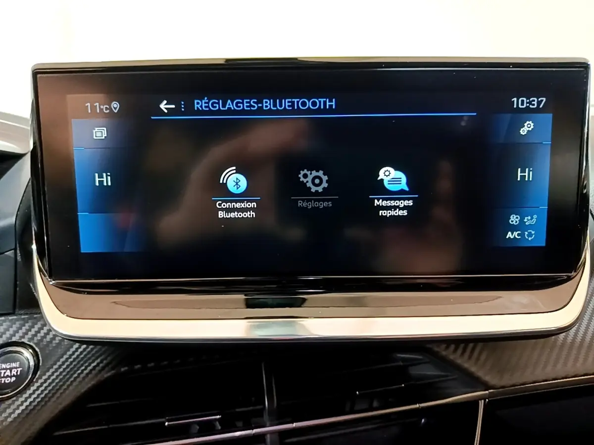 Écran tactile central du tableau de bord du Peugeot 2008 noir, affichant les réglages Bluetooth.