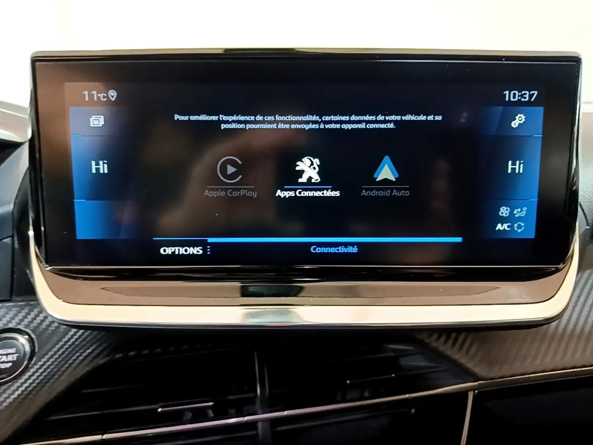 Écran tactile central 10 pouces du tableau de bord du Peugeot 2008 noir, affichant Apple CarPlay et Android Auto.