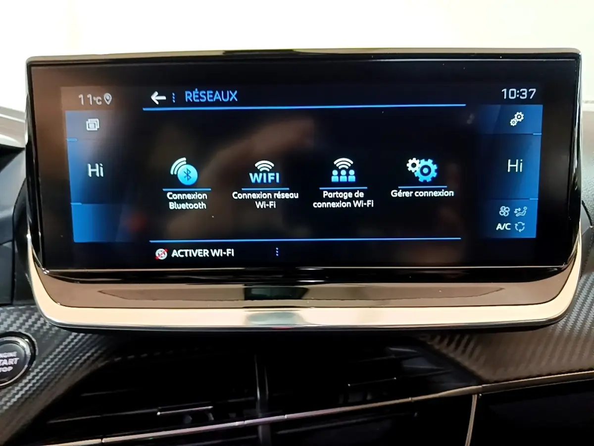 Écran tactile central du Peugeot 2008 noir 2021 affichant les options de connexion Bluetooth et Wi-Fi.