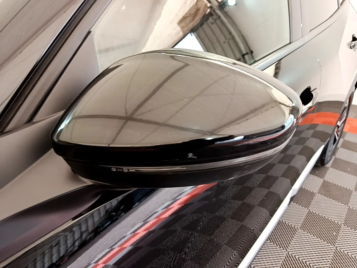 Rétroviseur droit noir brillant du Peugeot 2008 2021, vue rapprochée sur la portière côté droit.