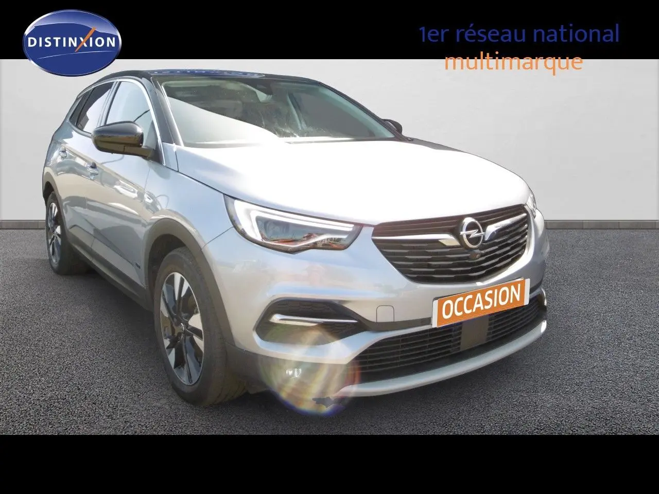Opel Grandland X gris Himalaya, vue 3/4 avant droit, avec calandre noire et plaque "OCCASION" visible.
