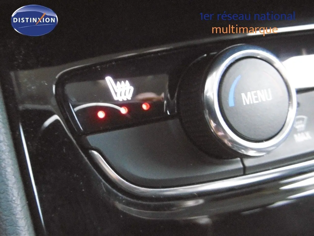 Gros plan sur le bouton de chauffage de siège activé dans l’habitacle d’un Opel Grandland X gris Himalaya 2021.