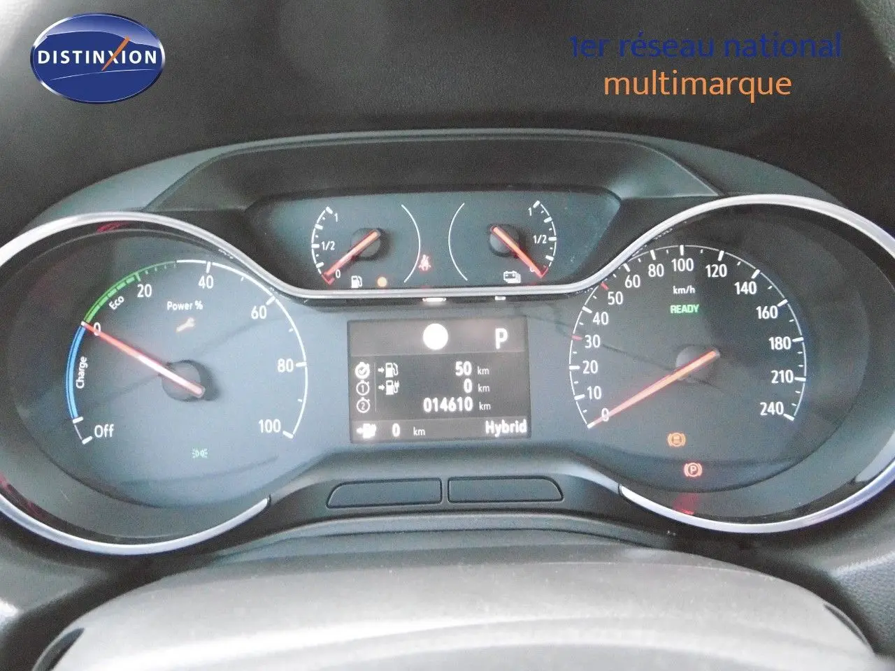 Gros plan sur le tableau de bord hybride de l'Opel Grandland X 1.6 Hybrid Turbo 300 avec affichage numérique et compteurs analogiques.