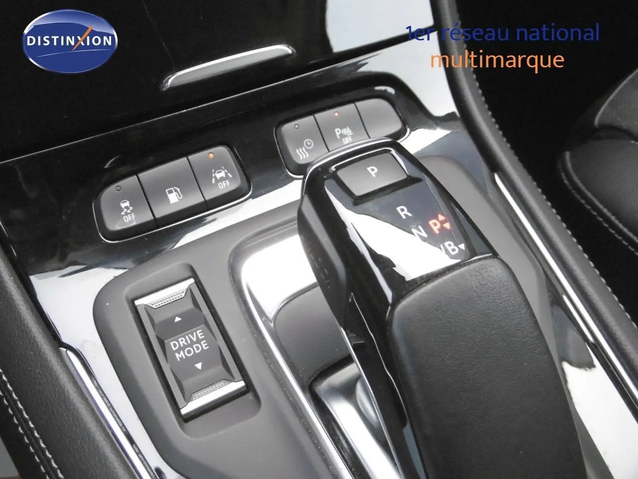 Le levier de vitesse automatique et les commandes du mode de conduite dans l'habitacle d'un Opel Grandland X gris Himalaya.