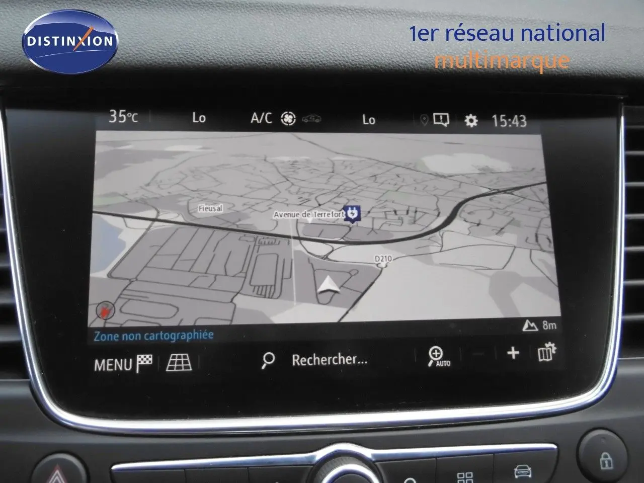 Écran tactile du système de navigation de l'Opel Grandland X gris Himalaya, affichant une carte en mode jour.