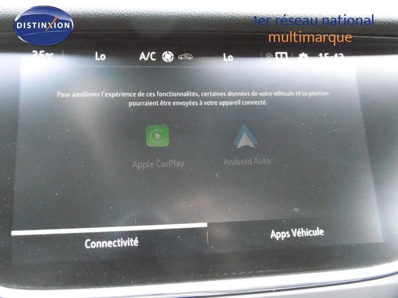 Écran tactile central du tableau de bord de l'Opel Grandland X gris Himalaya, affichant Apple CarPlay et Android Auto.
