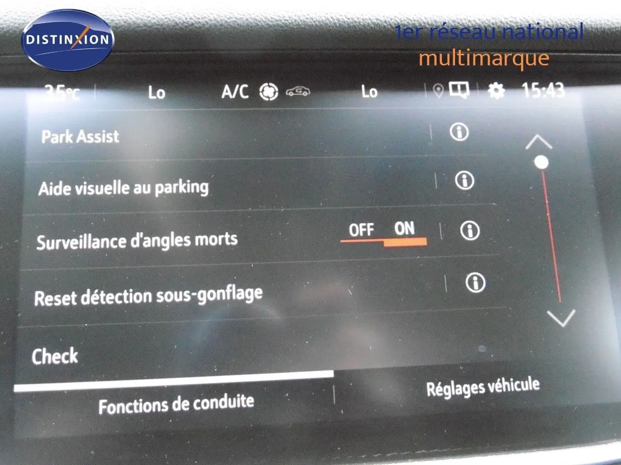 Écran tactile intérieur de l'Opel Grandland X gris Himalaya, affichant les options d'aide à la conduite.