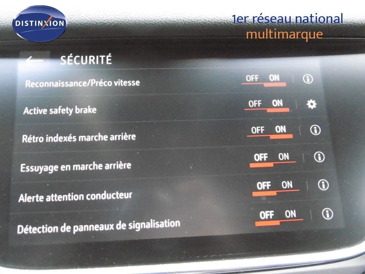Écran tactile du système de sécurité d’un Opel Grandland X gris Himalaya, affichant les options activées.