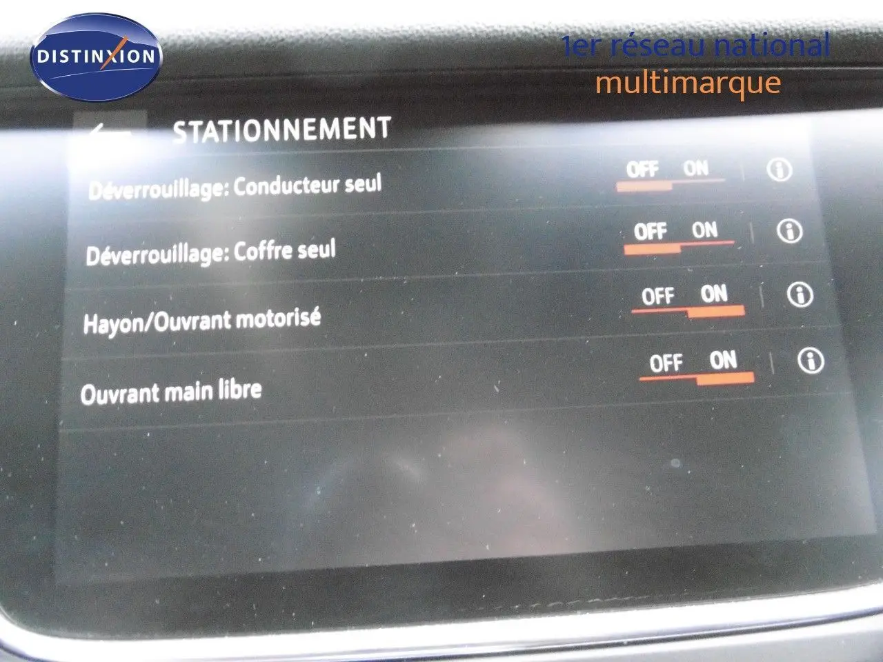 Écran tactile intérieur affichant les options de stationnement du Grandland X gris Himalaya en mode hybride rechargeable.