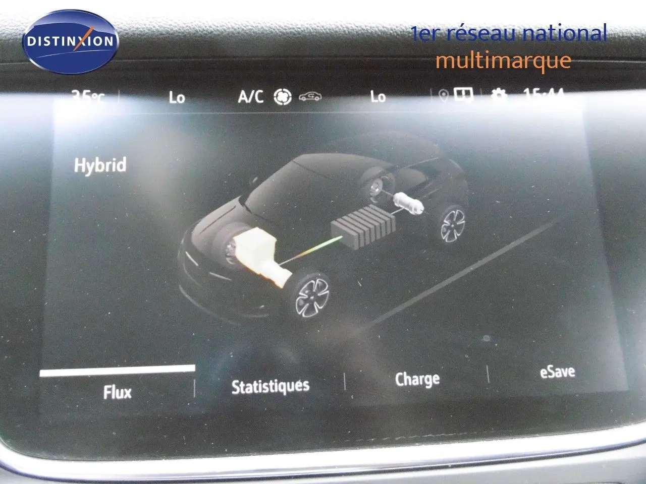 Écran intérieur du tableau de bord montrant le système hybride du Grandland X gris Himalaya, avec schéma de flux d'énergie.