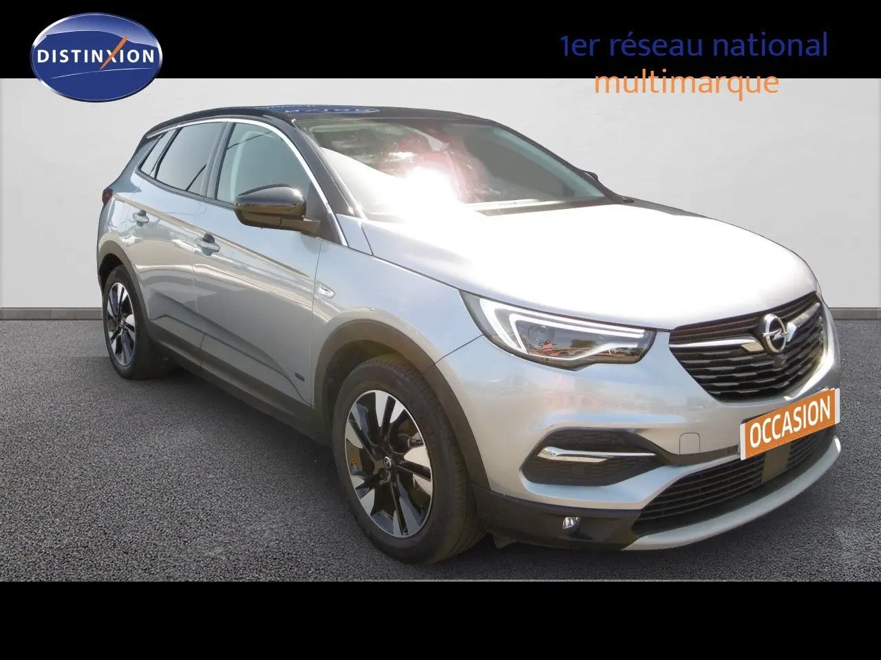 Opel Grandland X gris Himalaya en 3/4 avant droit, avec jantes noires et calandre noire brillante.
