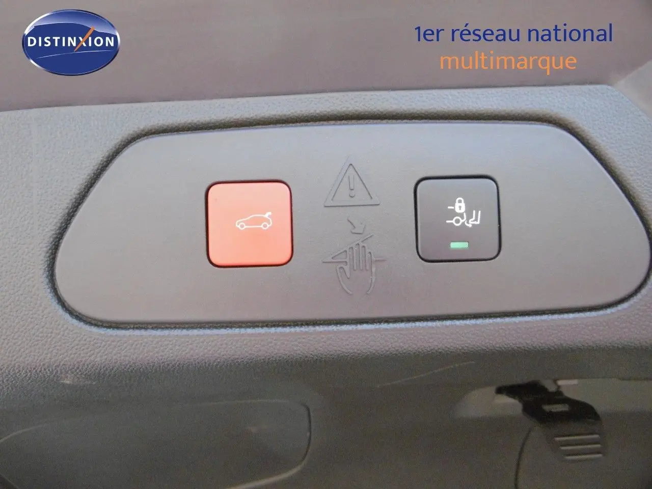 Gros plan sur les boutons de commande de coffre et de sécurité enfant dans un Opel Grandland X gris Himalaya.