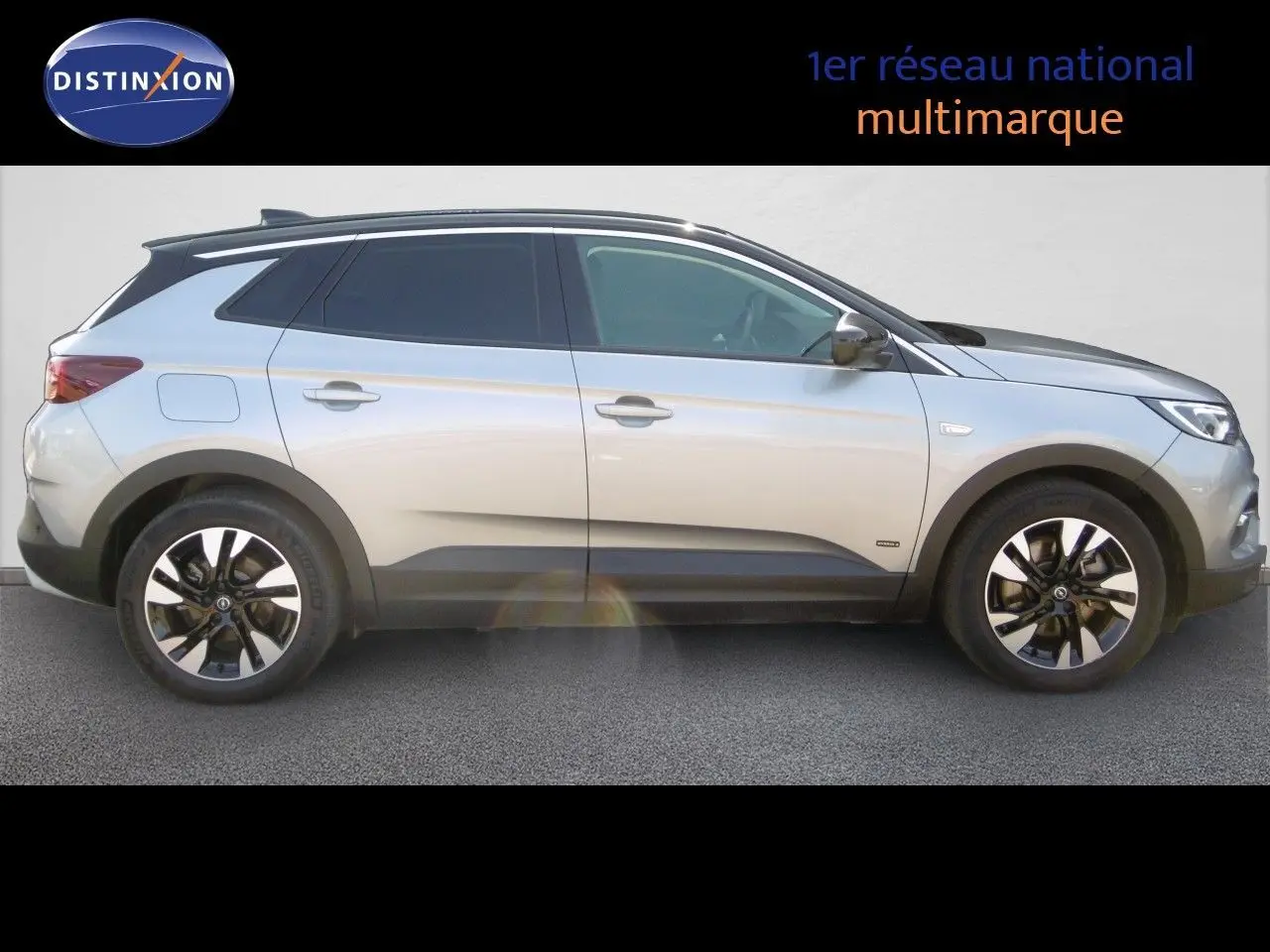 Vue latérale droite d'un Opel Grandland X gris Himalaya métallisé avec jantes alliage noires et toit noir.