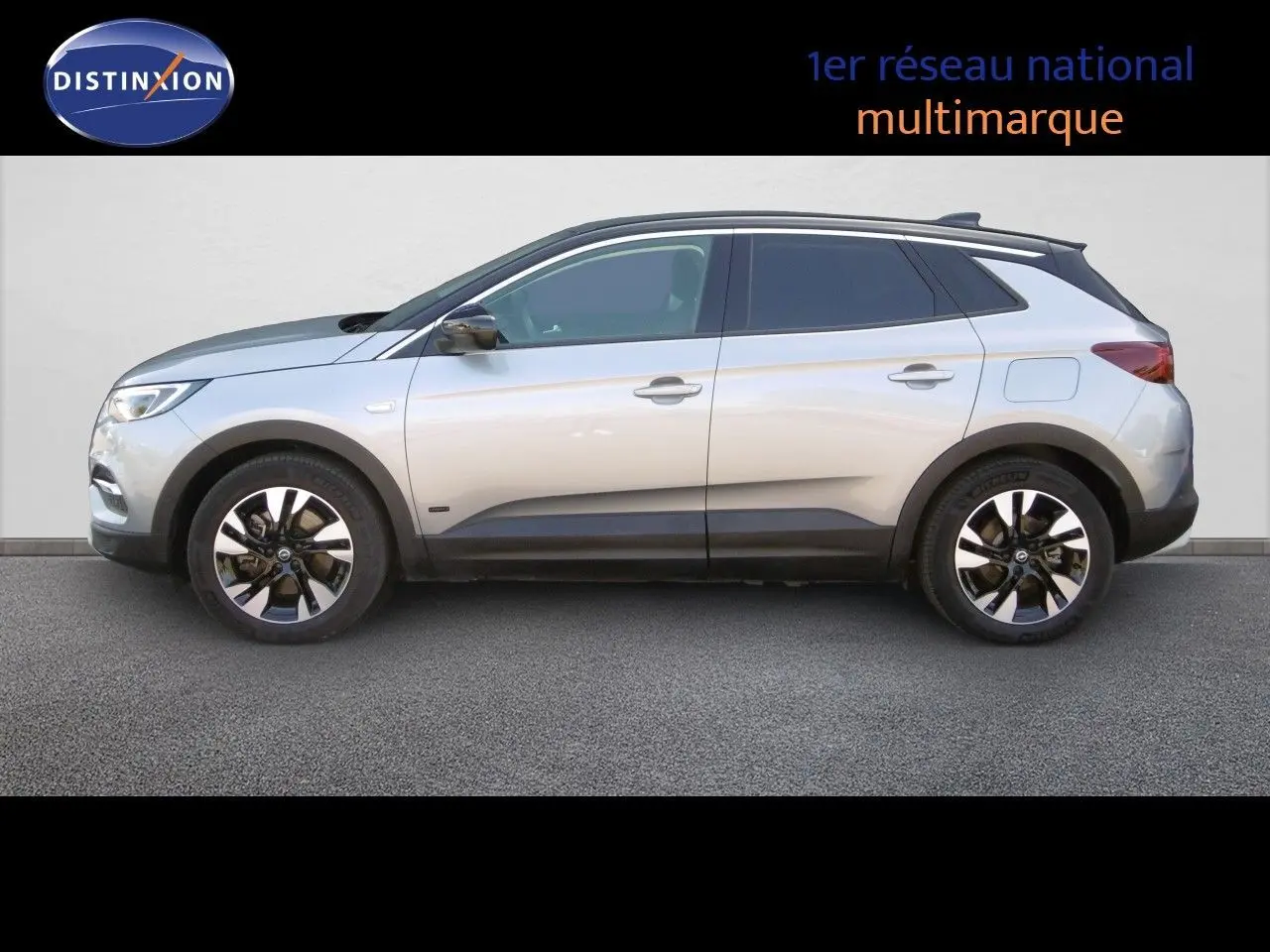 Profil côté gauche d'un Opel Grandland X gris Himalaya métal, SUV hybride rechargeable avec jantes alliage noires et chromées.