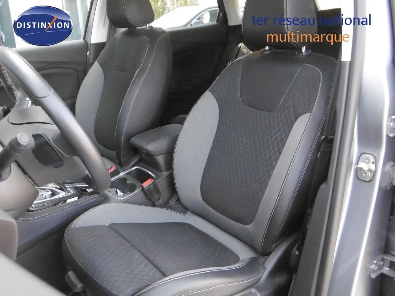 Intérieur de l’Opel Grandland X gris Himalaya, vue rapprochée des sièges avant bi-matière noir et gris.