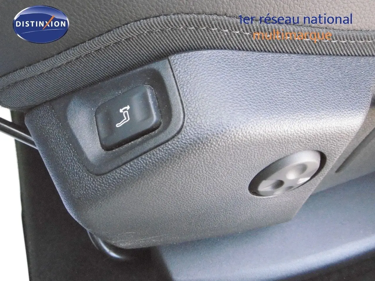 Gros plan sur les commandes de réglage électrique du siège avant d'un Opel Grandland X gris Himalaya.