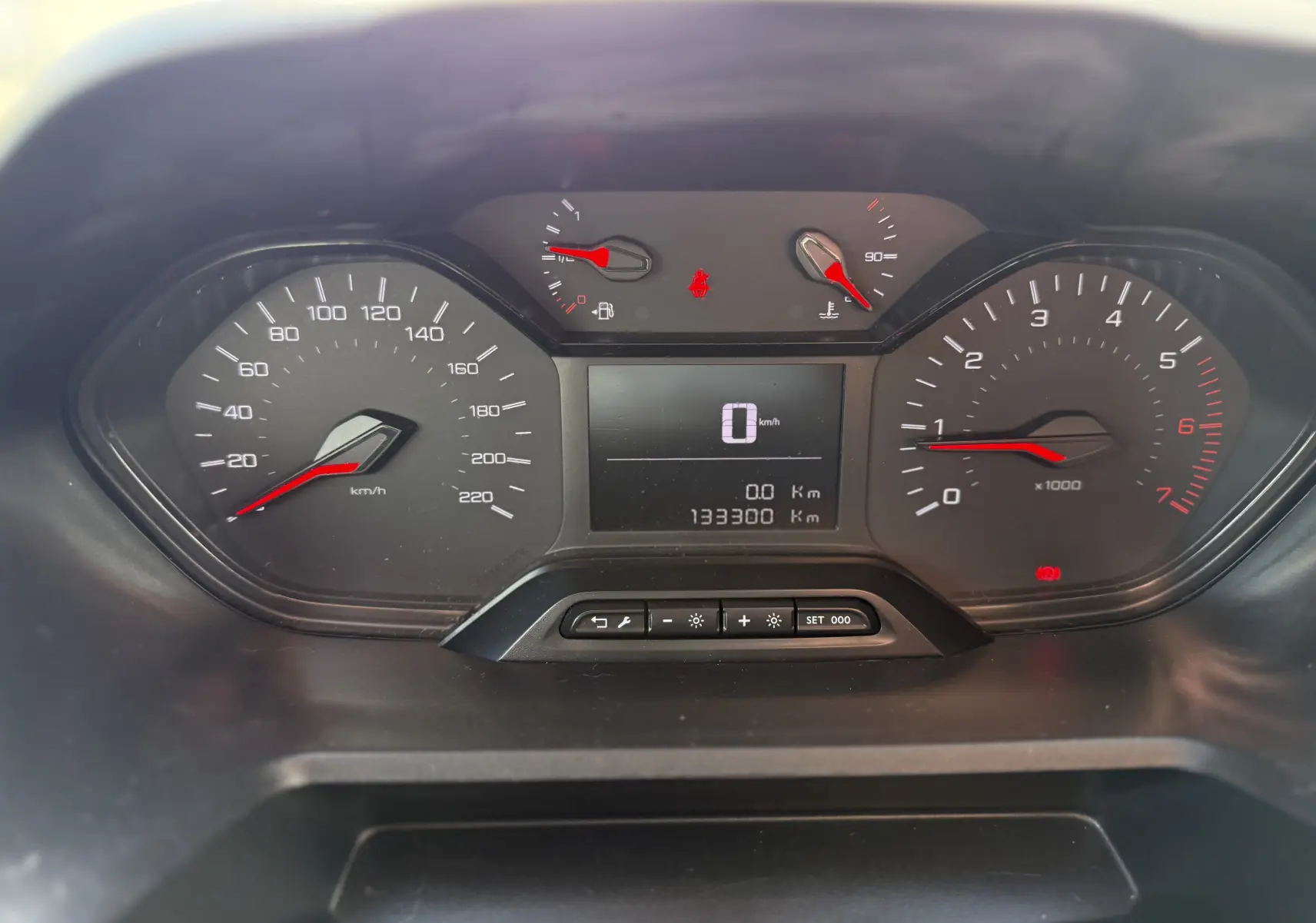 Tableau de bord du Peugeot Partner 1.5 HDI 2021, affichant 133300 km, avec compte-tours et vitesse à zéro.