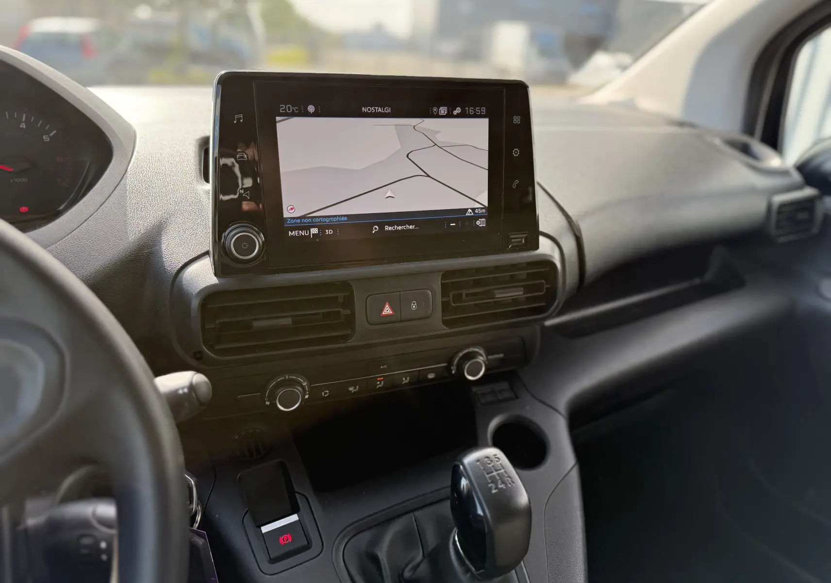 Tableau de bord du Peugeot Partner 2021 vue côté conducteur, écran tactile et levier de vitesse manuel visibles