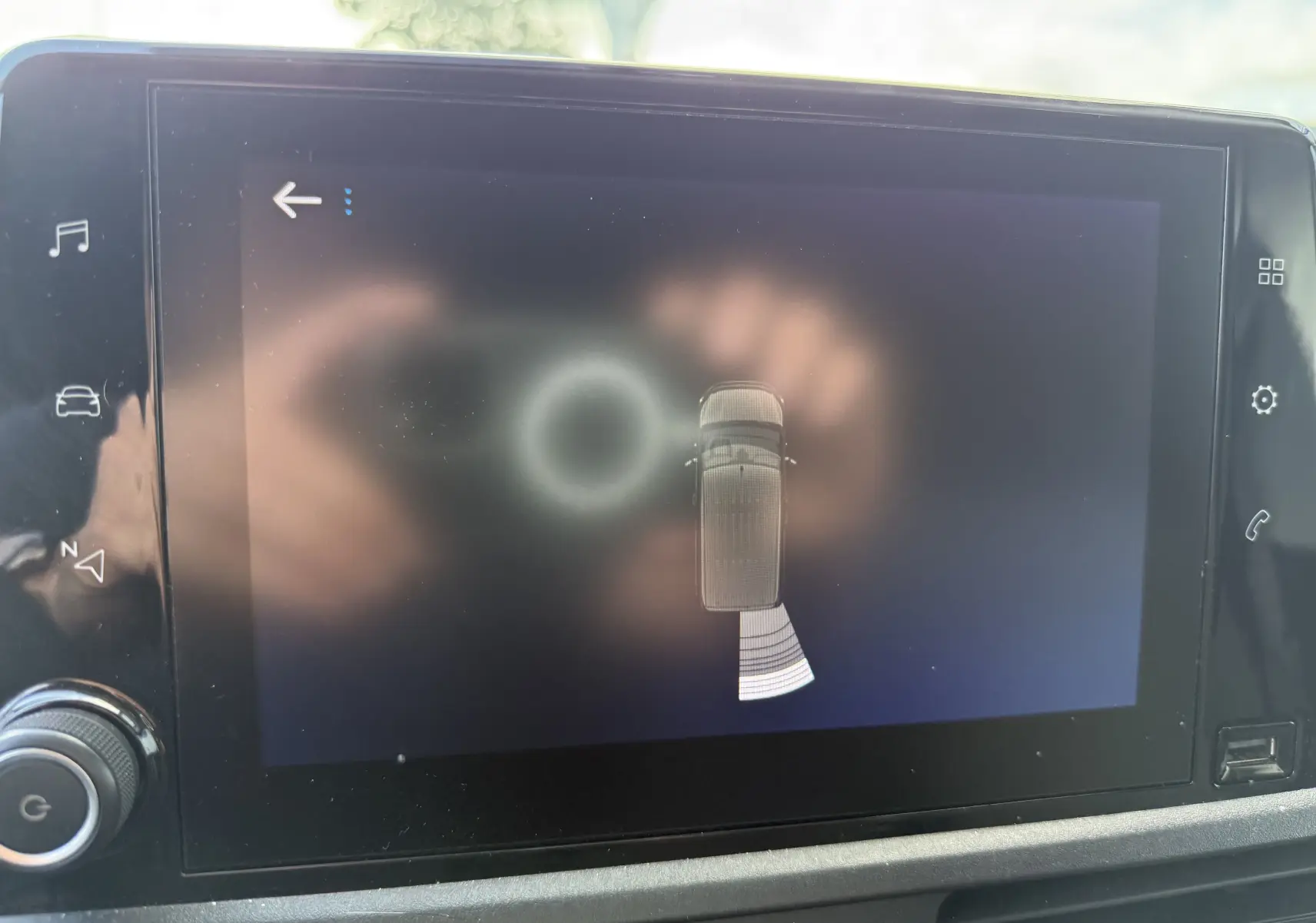 Affichage de l'alerte de détection d'obstacle arrière sur l'écran tactile du Peugeot Partner blanc 2021.