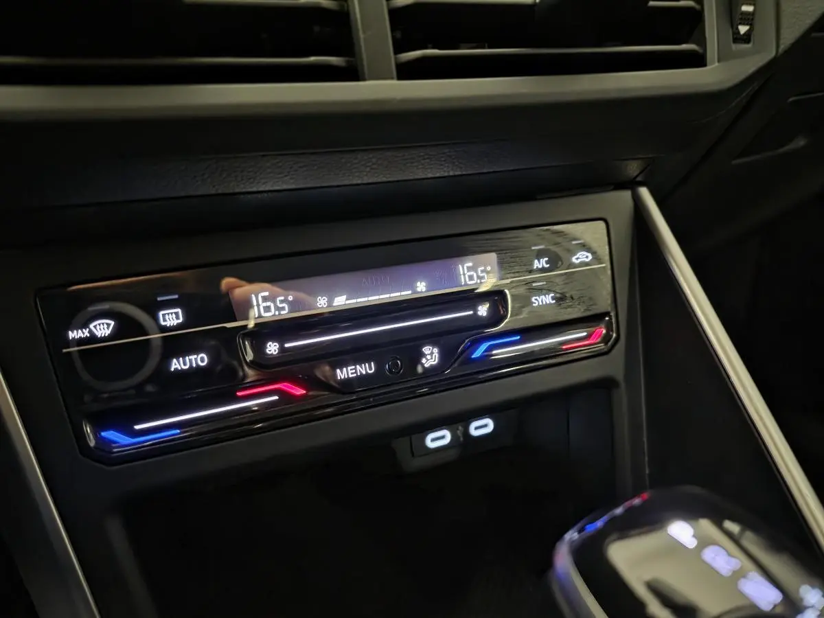 Gros plan sur la console centrale du Volkswagen Taigo 2024, affichant la climatisation automatique bi-zone avec commandes tactiles.