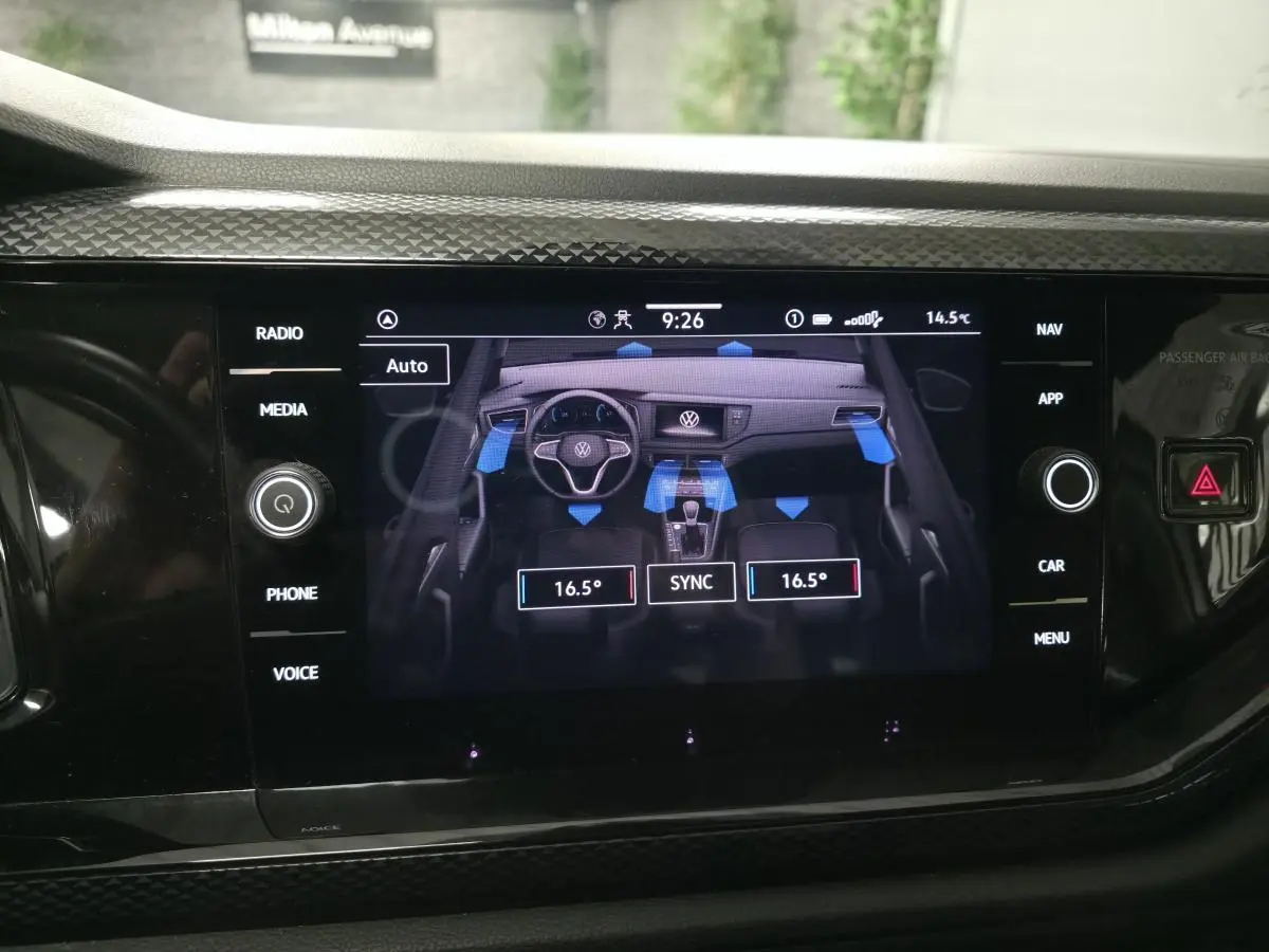 Écran tactile central du Volkswagen Taigo 2024 montrant la climatisation automatique bi-zone avec interface intuitive.