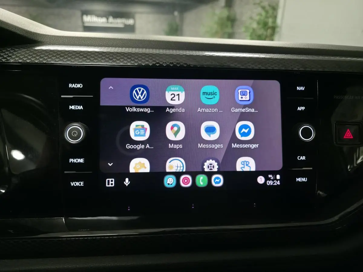 Écran tactile central du Volkswagen Taigo 2024 affichant des applications connectées, vue de face intérieure.