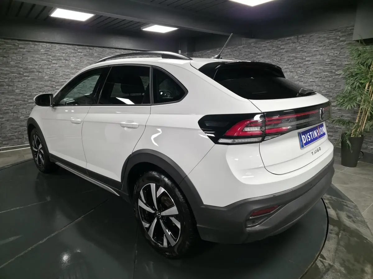 Volkswagen Taigo blanc en 3/4 arrière droit, avec jantes alliage 17 pouces et feux arrière LED horizontaux.