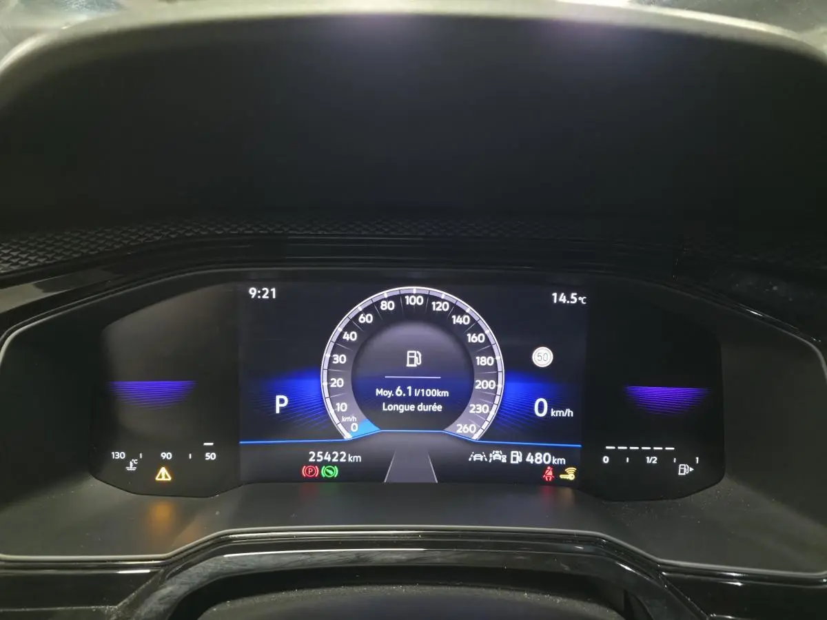 Tableau de bord numérique du Volkswagen Taigo blanc 2024 affichant vitesse, consommation et autonomie à 9h21.