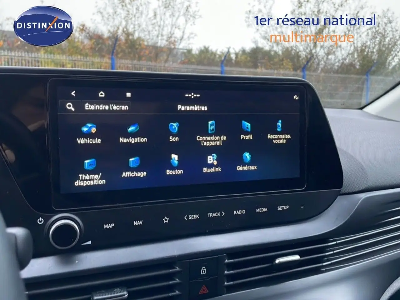 Écran tactile central de la Hyundai i20 2025 affichant le menu paramètres dans un intérieur moderne.