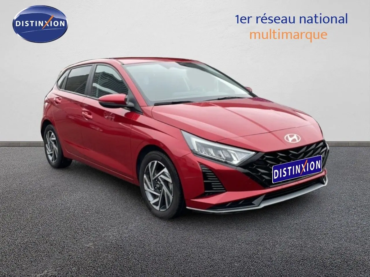 Hyundai i20 2025 rouge Dragon Metal vue 3/4 avant mettant en valeur ses optiques LED et jantes alliage.