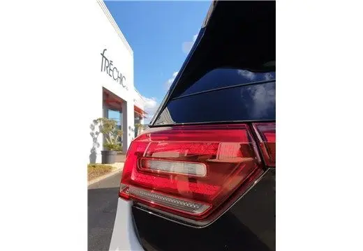 Gros plan sur le feu arrière droit rouge du Volkswagen ID.3 blanc glacier, avec une partie de la carrosserie noire visible.