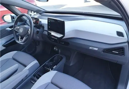 Intérieur avant du Volkswagen ID.3 blanc glacier 2020, tableau de bord épuré avec écran tactile central et volant multifonction.