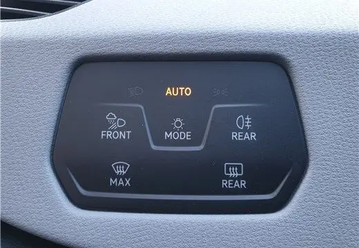 Panneau de commande des phares et essuie-glaces avec mode automatique allumé dans une Volkswagen ID.3 blanche.