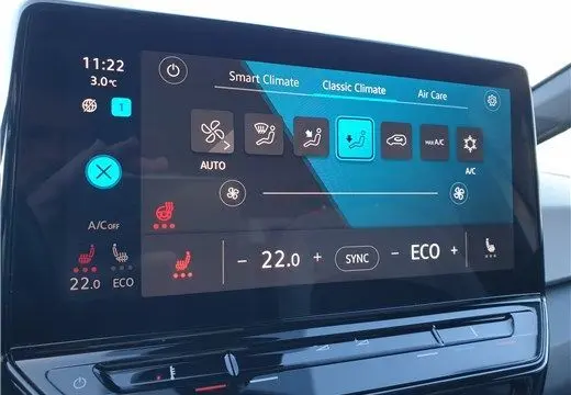 Écran tactile du système de climatisation du Volkswagen ID.3 blanc glacier, affichant les réglages de température et modes air.
