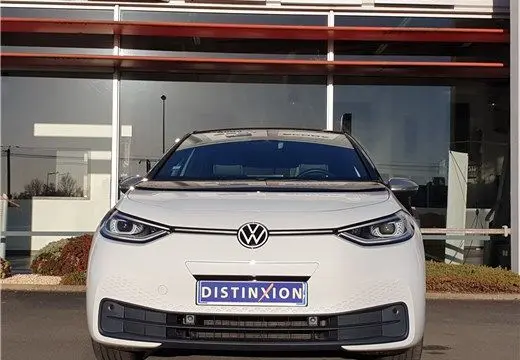 Vue frontale d'une Volkswagen ID.3 blanche glacier, avec logo VW centré et plaque Distinxion visible.