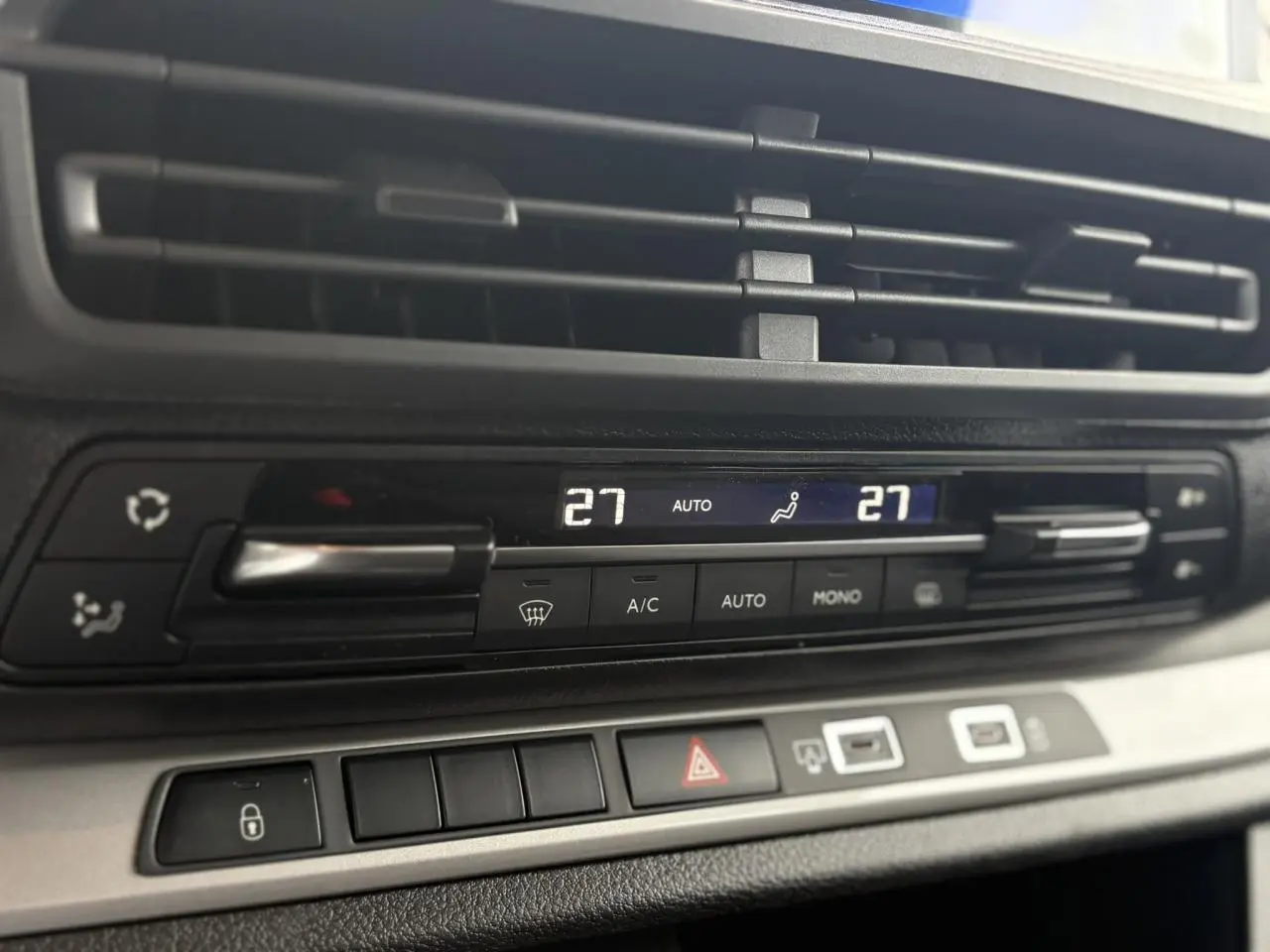 Détail de la console centrale du Citroën Jumpy XL 2025 avec climatisation automatique bi-zone et affichage digital.