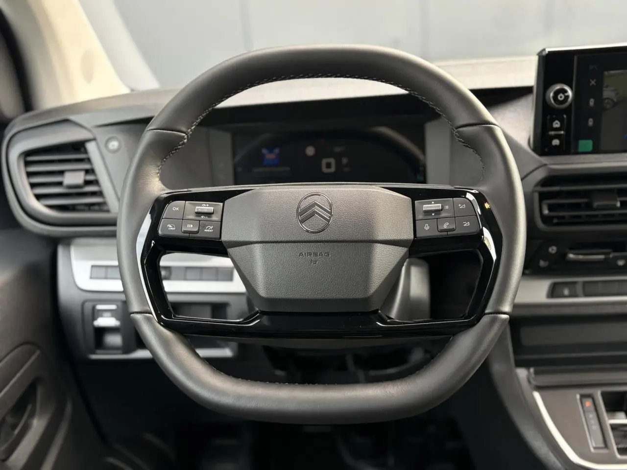 Volant cuir noir avec commandes intégrées, tableau de bord et écran tactile du Citroën Jumpy XL 2025.