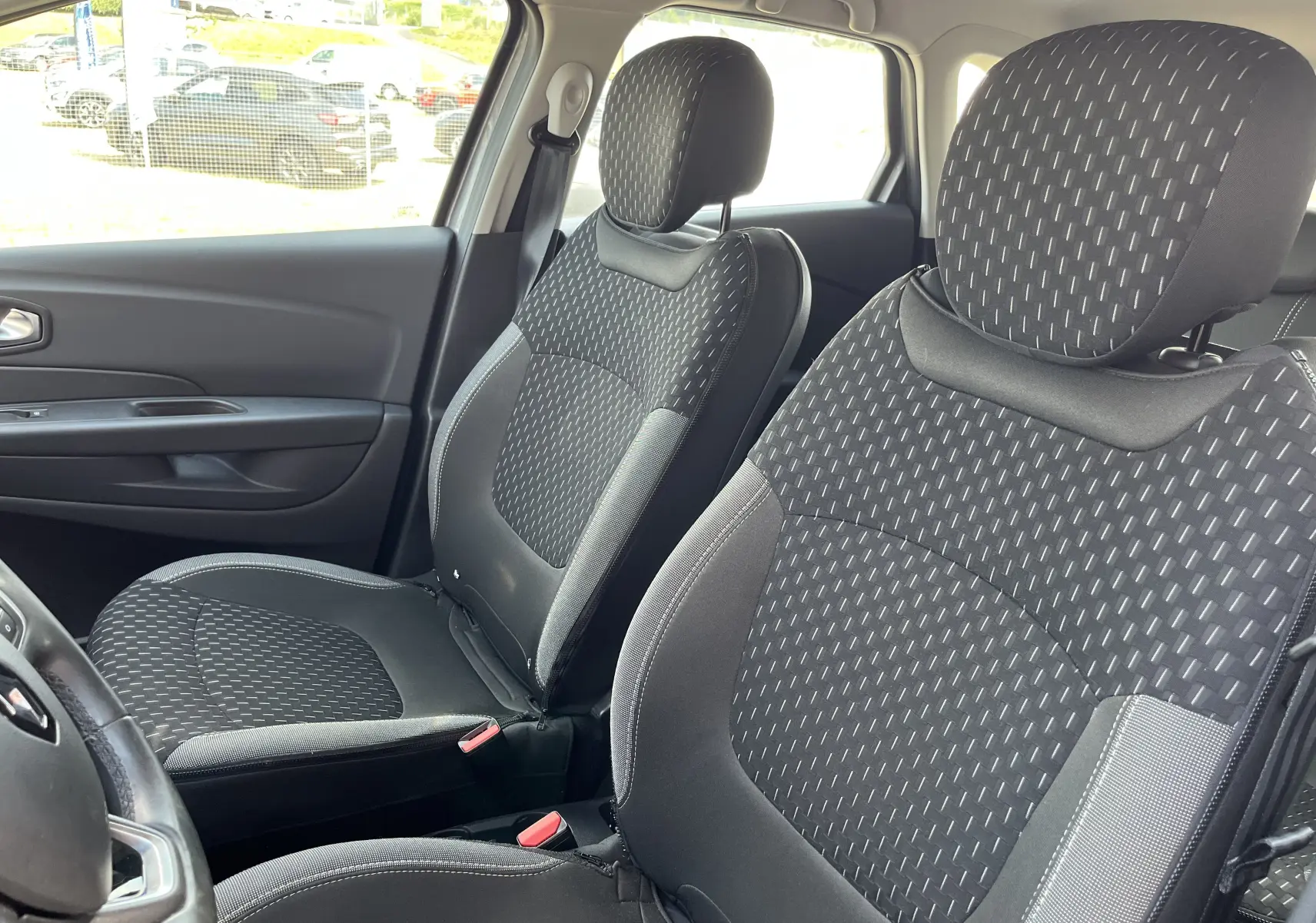Vue intérieure côté gauche des sièges avant en tissu noir à motifs du Renault Captur gris 2019 finition intense.